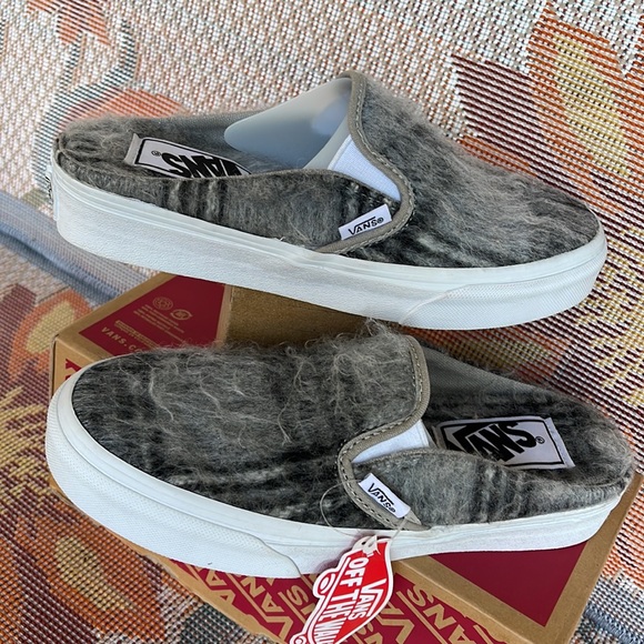 Vans WMNS Classic Slip-On Mule
(Soft Plaid Gray/True white
VN0A4P3U809
Sneakers - Picture 11 of 16